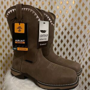 NWT Ariat women’s cowboy boots size 9